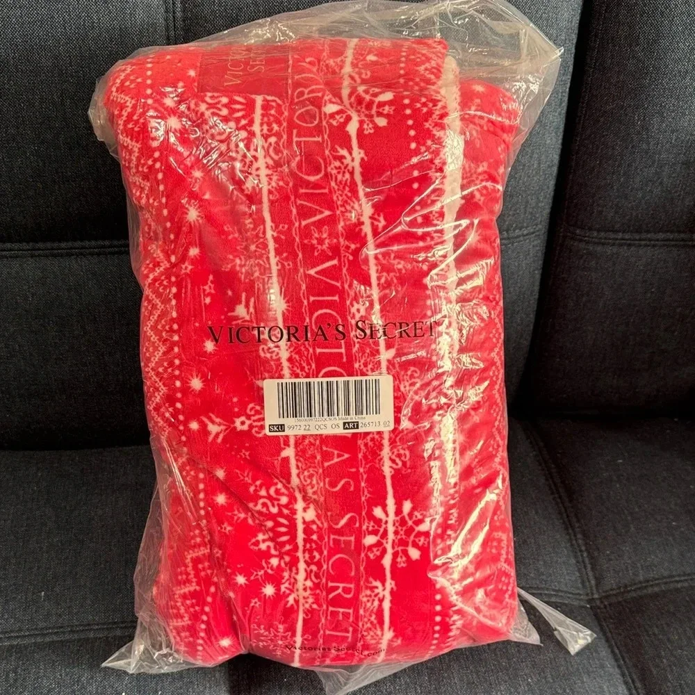New Victoria's Secret Red Snowflake Holiday Cozy Soft Throw 50”x60”
